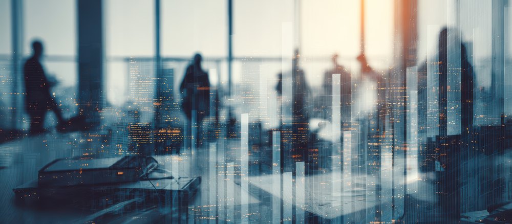 Profissionais analisando estratégia financeira em ambiente corporativo